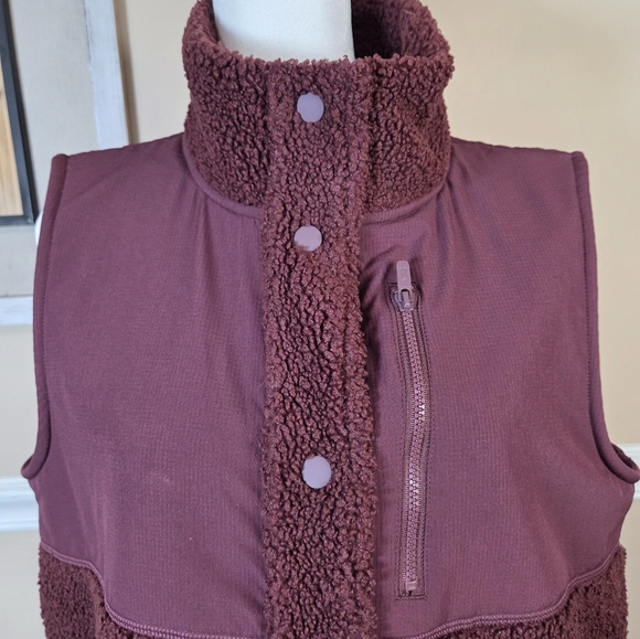 Women's Burgundy Sherpa Vest - Picture 4 of 11
